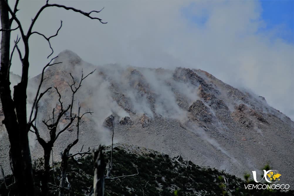 A cratera do vulcão Chaitén ainda solta as fumarolas