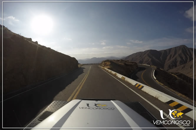 Intermináveis curvas no caminho a Nazca
