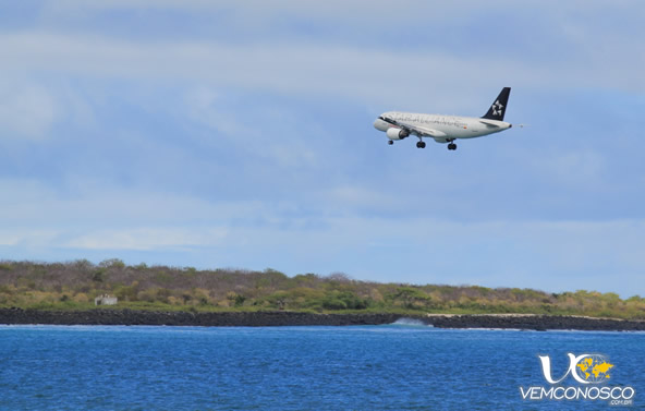 Foto-7-Aviao-pousando-en-Galapagos
